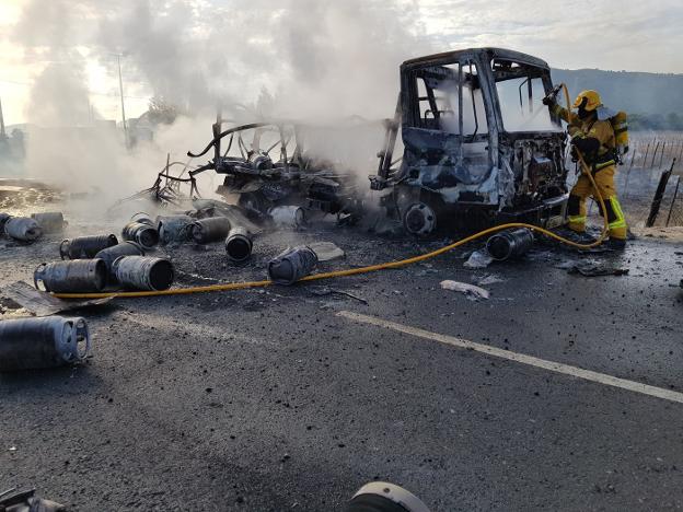 EXPLOTAN DECENAS DE BOMBONAS DE BUTANO