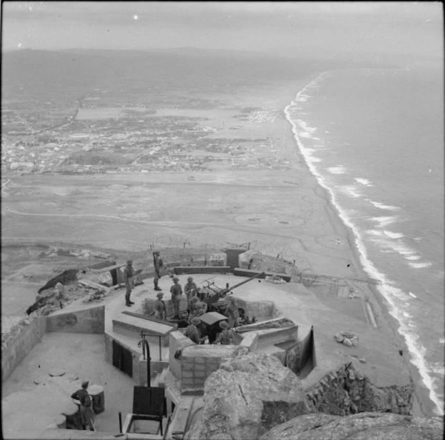 Soldados británicos vigilan las aguas del Estrecho desde las baterías situadas en lo alto del Peñón. 
