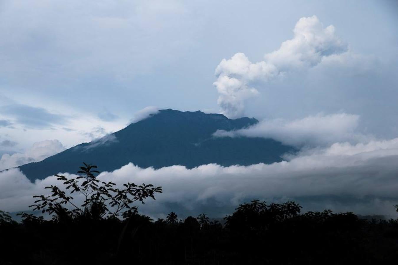 Al menos 135.000 personas han sido evacuadas en los últimos días ante el aumento de la actividad sísmica del volcán Agung en la turística Bali. Más de mil personas murieron en la última erupción, en 1963. Indonesia cuenta con unos 130 volcanes activos, más que ningún otro país. 