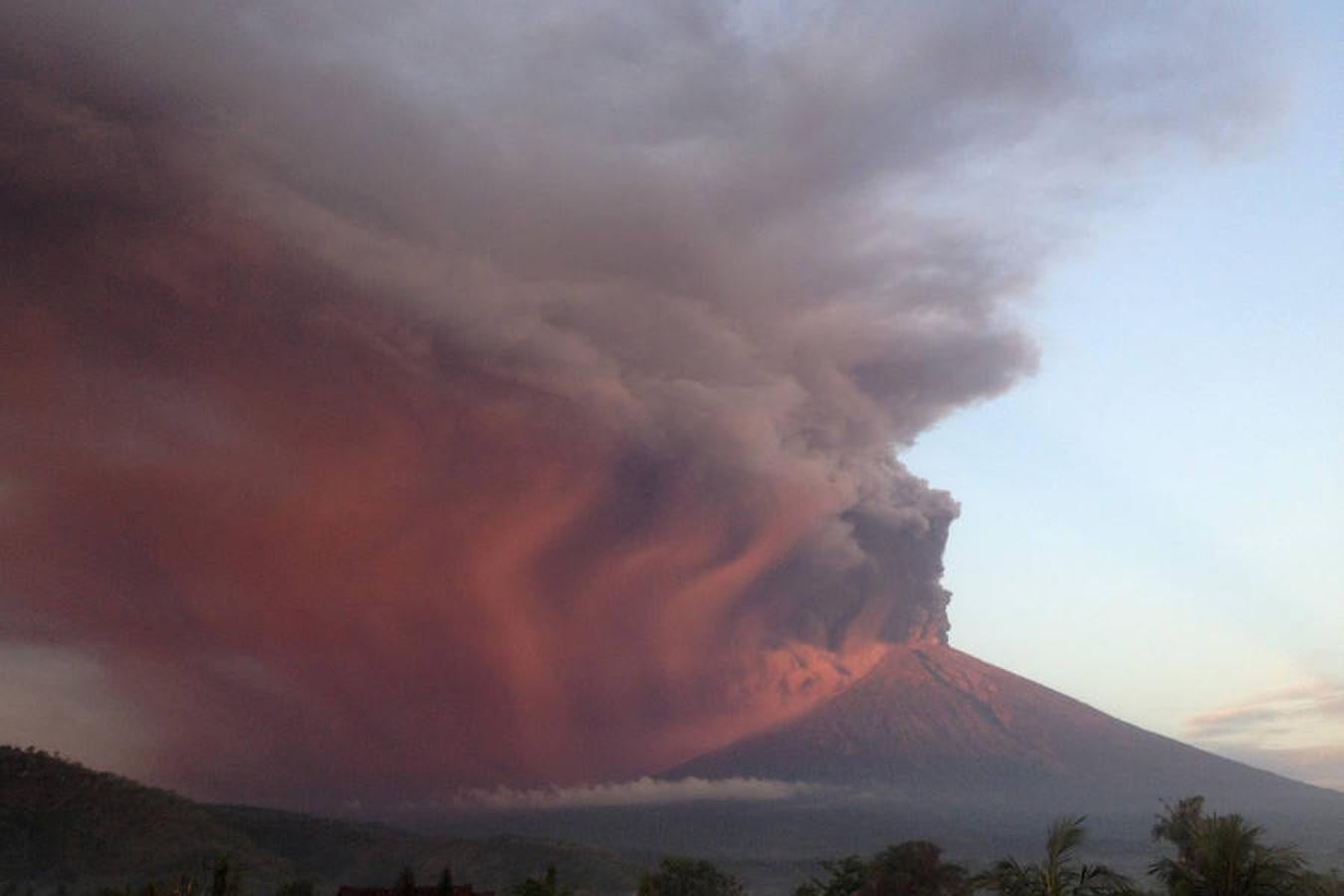 Al menos 135.000 personas han sido evacuadas en los últimos días ante el aumento de la actividad sísmica del volcán Agung en la turística Bali. Más de mil personas murieron en la última erupción, en 1963. Indonesia cuenta con unos 130 volcanes activos, más que ningún otro país. 