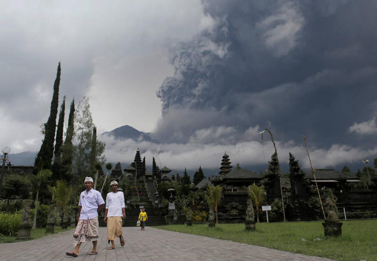 Al menos 135.000 personas han sido evacuadas en los últimos días ante el aumento de la actividad sísmica del volcán Agung en la turística Bali. Más de mil personas murieron en la última erupción, en 1963. Indonesia cuenta con unos 130 volcanes activos, más que ningún otro país. 