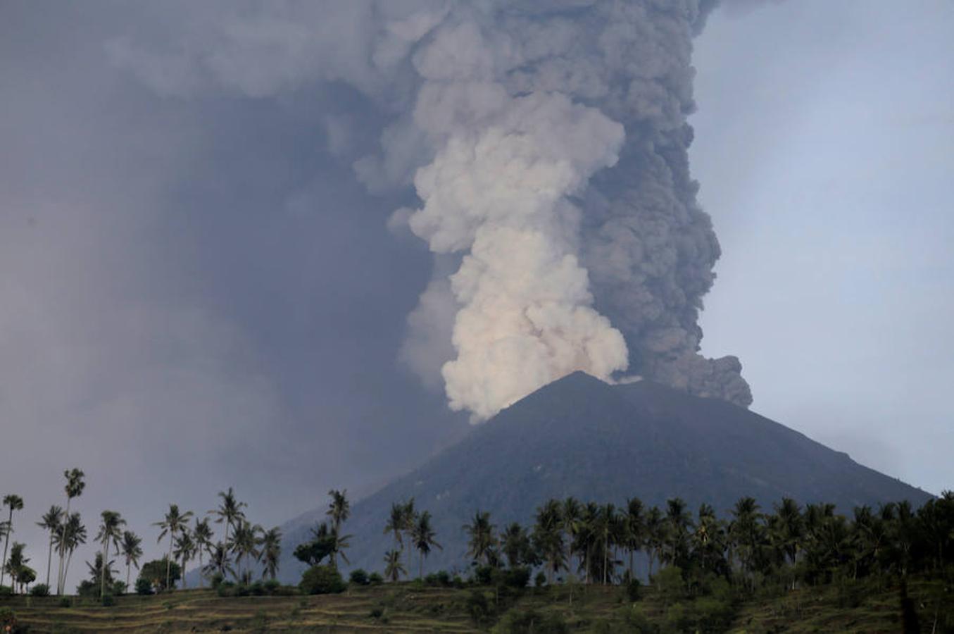 Al menos 135.000 personas han sido evacuadas en los últimos días ante el aumento de la actividad sísmica del volcán Agung en la turística Bali. Más de mil personas murieron en la última erupción, en 1963. Indonesia cuenta con unos 130 volcanes activos, más que ningún otro país. 