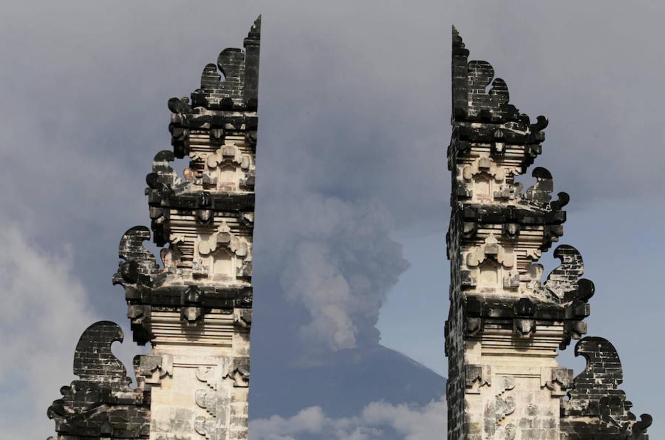 Al menos 135.000 personas han sido evacuadas en los últimos días ante el aumento de la actividad sísmica del volcán Agung en la turística Bali. Más de mil personas murieron en la última erupción, en 1963. Indonesia cuenta con unos 130 volcanes activos, más que ningún otro país. 