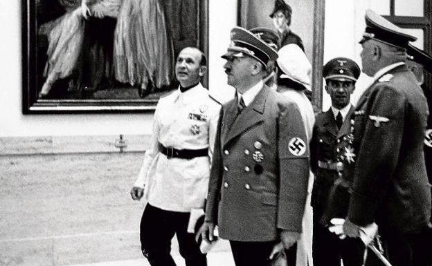 Hitler, durante una visita a una exposición.