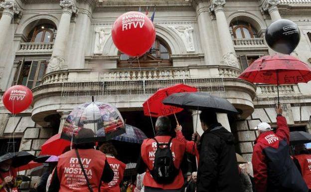 Extrabajadores de RTVV protestan ante el Ayuntamiento de Valencia en el tercer aniversario del cierre del ente.