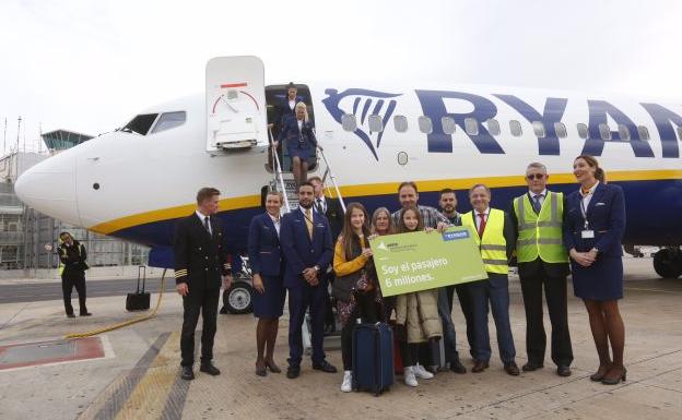 Tomás, el pasajero seis millones de Valencia, junto con su familia y tripulación del avión.