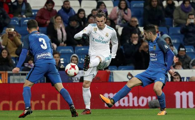 Bale centra en la acción del primer gol del Real Madrid. 