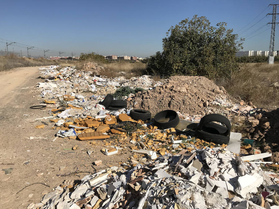 Los residuos son visibles para los visitantes que acceden a Valencia en tren y contaminan el sistema de acequias de los campos de cultivo