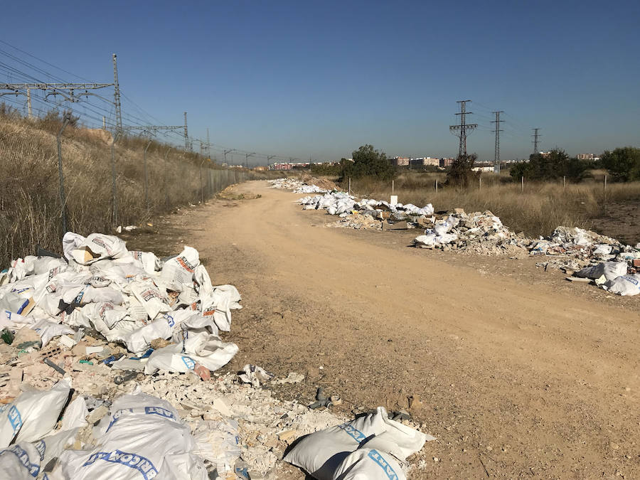 Los residuos son visibles para los visitantes que acceden a Valencia en tren y contaminan el sistema de acequias de los campos de cultivo