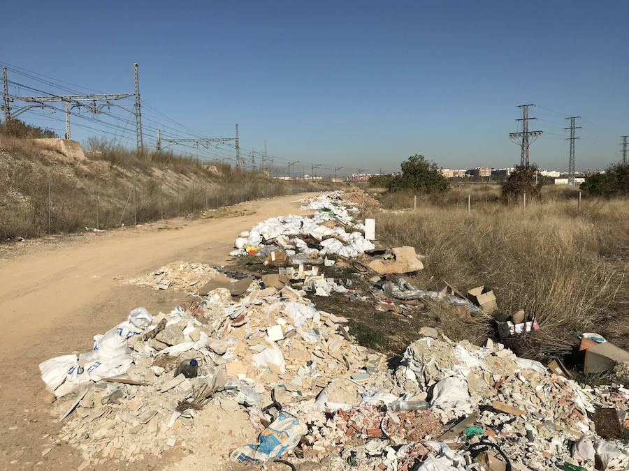 Los residuos son visibles para los visitantes que acceden a Valencia en tren y contaminan el sistema de acequias de los campos de cultivo