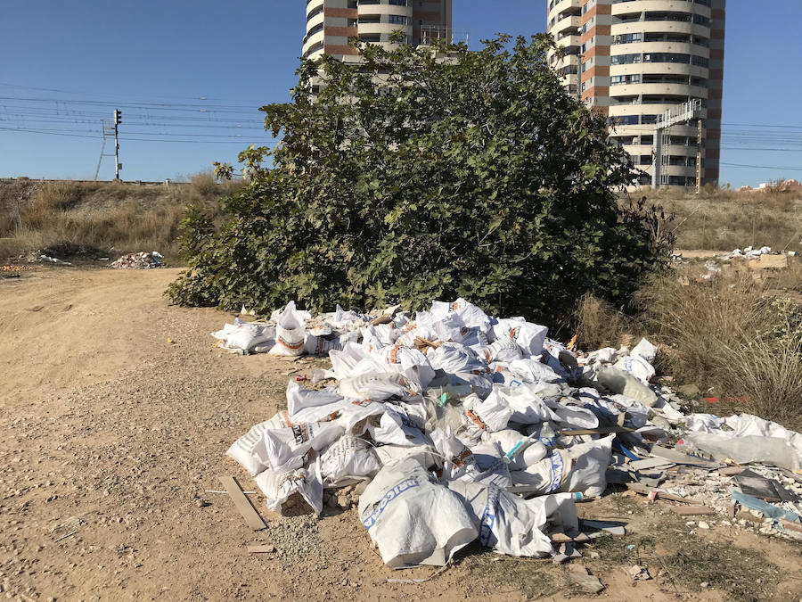 Los residuos son visibles para los visitantes que acceden a Valencia en tren y contaminan el sistema de acequias de los campos de cultivo