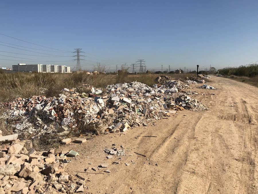 Los residuos son visibles para los visitantes que acceden a Valencia en tren y contaminan el sistema de acequias de los campos de cultivo