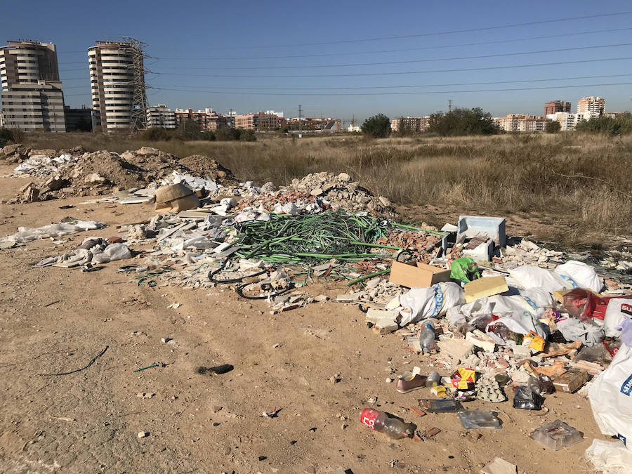 Los residuos son visibles para los visitantes que acceden a Valencia en tren y contaminan el sistema de acequias de los campos de cultivo