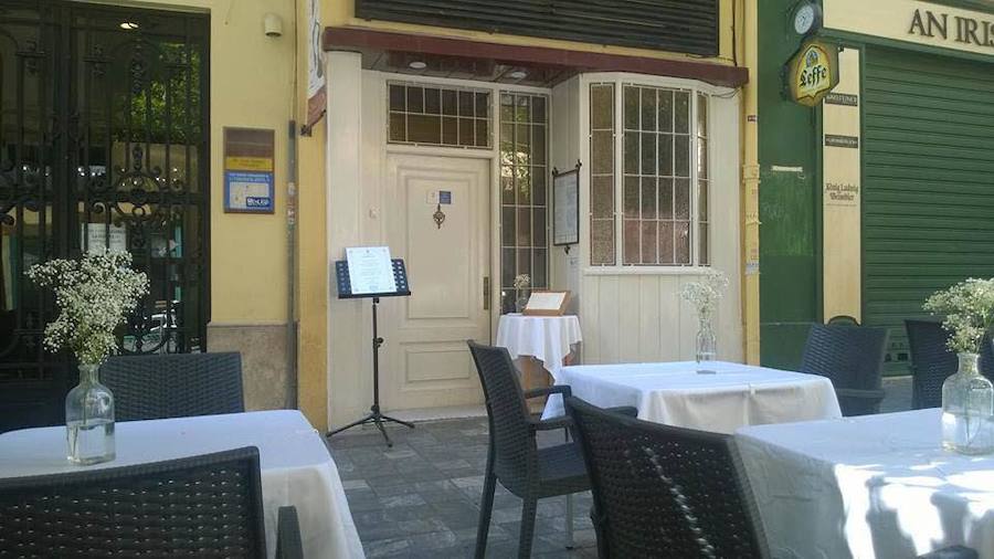 RESTAURANTE CHEZ LYON. El restaurante Chez Lyon cerró en septiembre. En 1973 abrió como Lionel, hasta que Paco Mateu, que trabajaba como camarero, se lo compró en 1984 a sus dos propietarios.