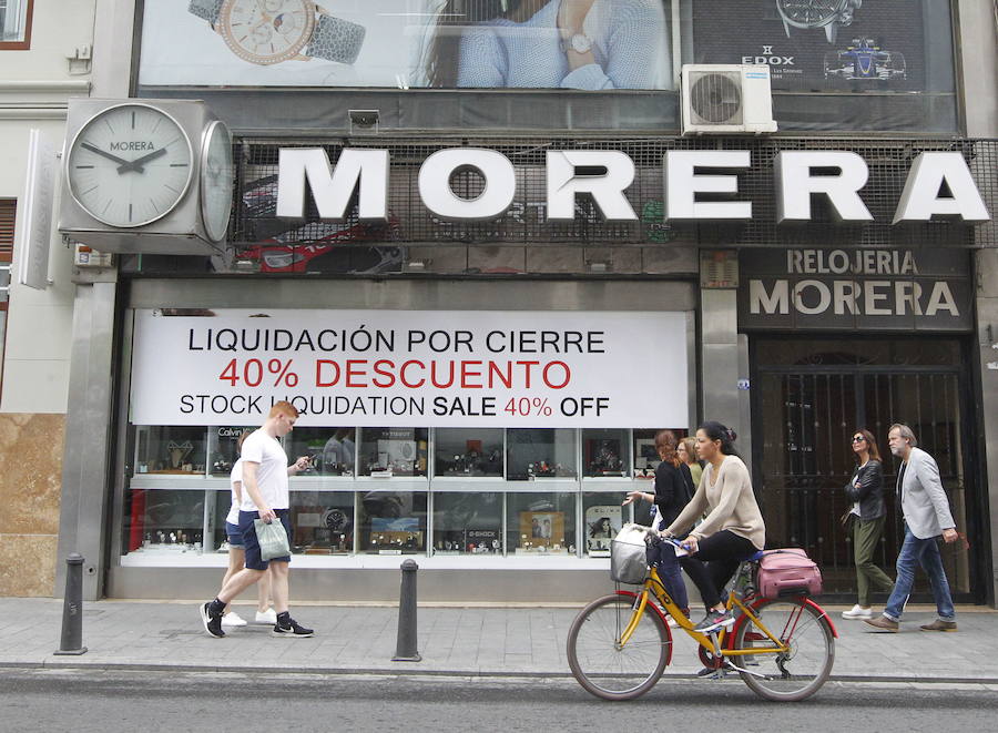 RELOJERÍA MORERA. En junio la relojería Morera, situada en la calle Ruzafa y con una tradición de más de un siglo (abrió sus puertas en 1898), cerró. Su espacio lo ocupa una tienda de ropa. Su local fue vendido por más de tres millones de euros