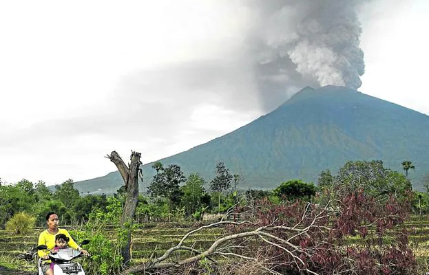 La amenaza del volcán Agung, en Bali (Indonesia), ha obligado a desalojar a la población que vive en un radio de diez kilómetros.