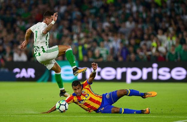 Murillo roba el balón a Sergio León durante el partido contra el Betis. 