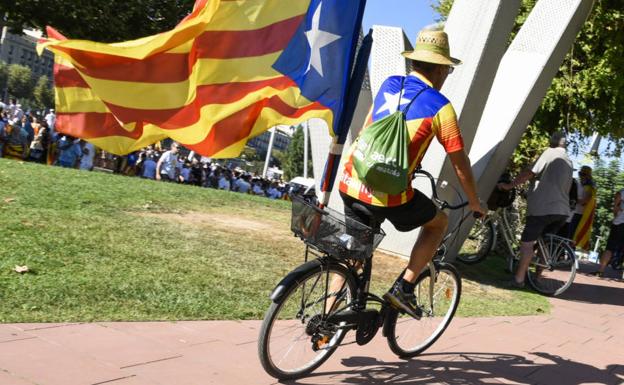 Un joven en una manifestación independentista en Cataluña.