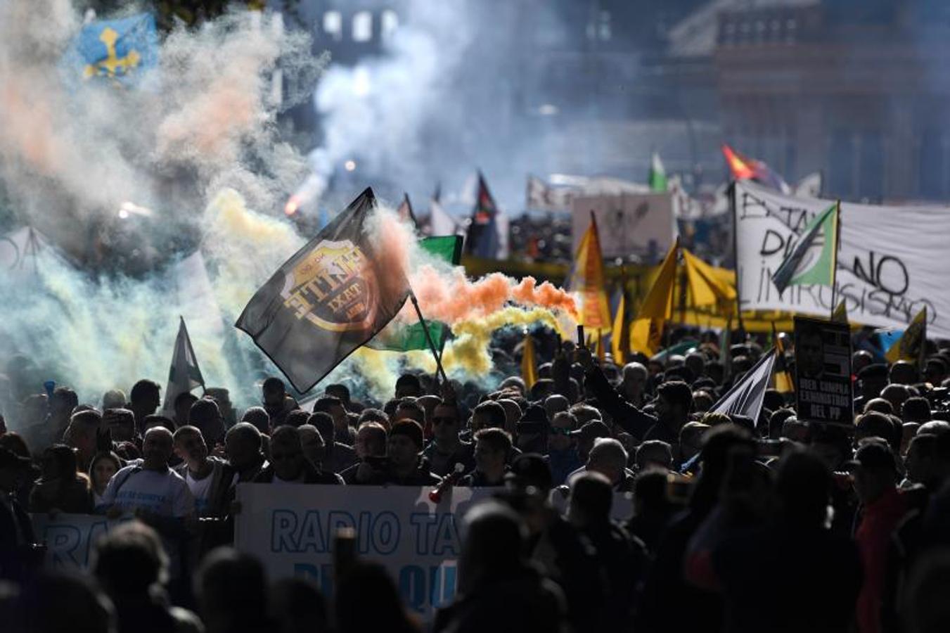 Tensión en la manifestación de los taxistas de Madrid.