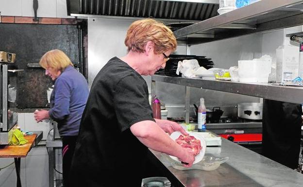 Amparo, en el restaurante que regenta junto a su hijo en El Toro