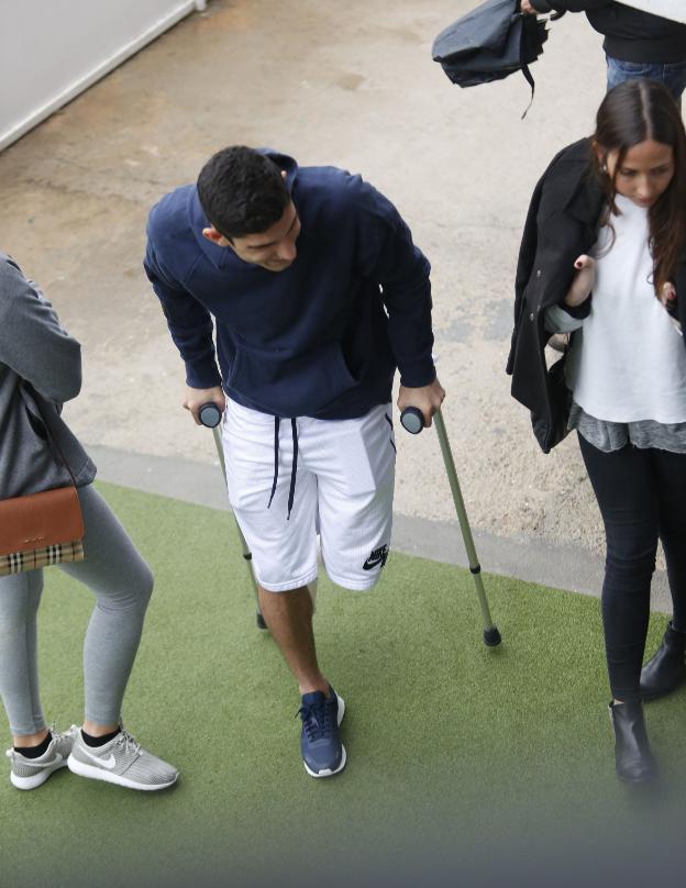 Guedes, con muletas, ayer en la ciudad deportiva de Paterna. 