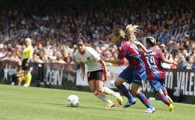 Partido de fútbol femenino entre el Valencia CF y el Levante UD en Mestalla.