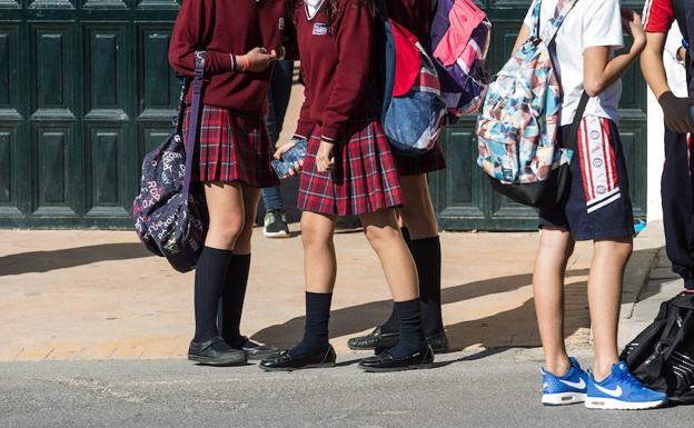 Menores a la salida de un colegio.