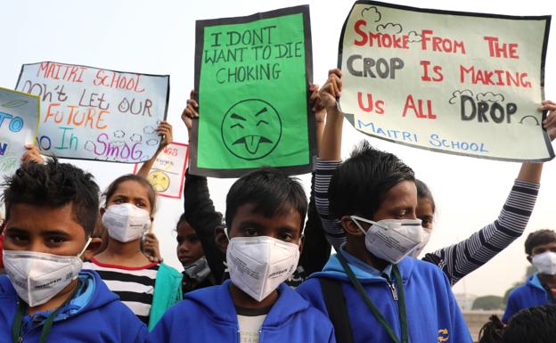 Niños protestan contra la contaminación en Nueva Delhi (India).