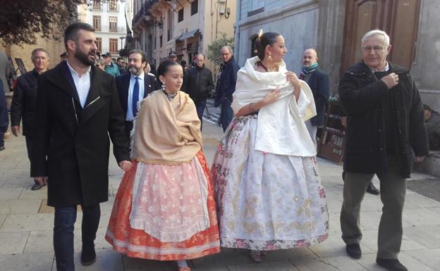 Ribó, junto a Fuset y las falleras mayores de Valencia 2018, dirigiéndose al Tribunal de las Aguas..