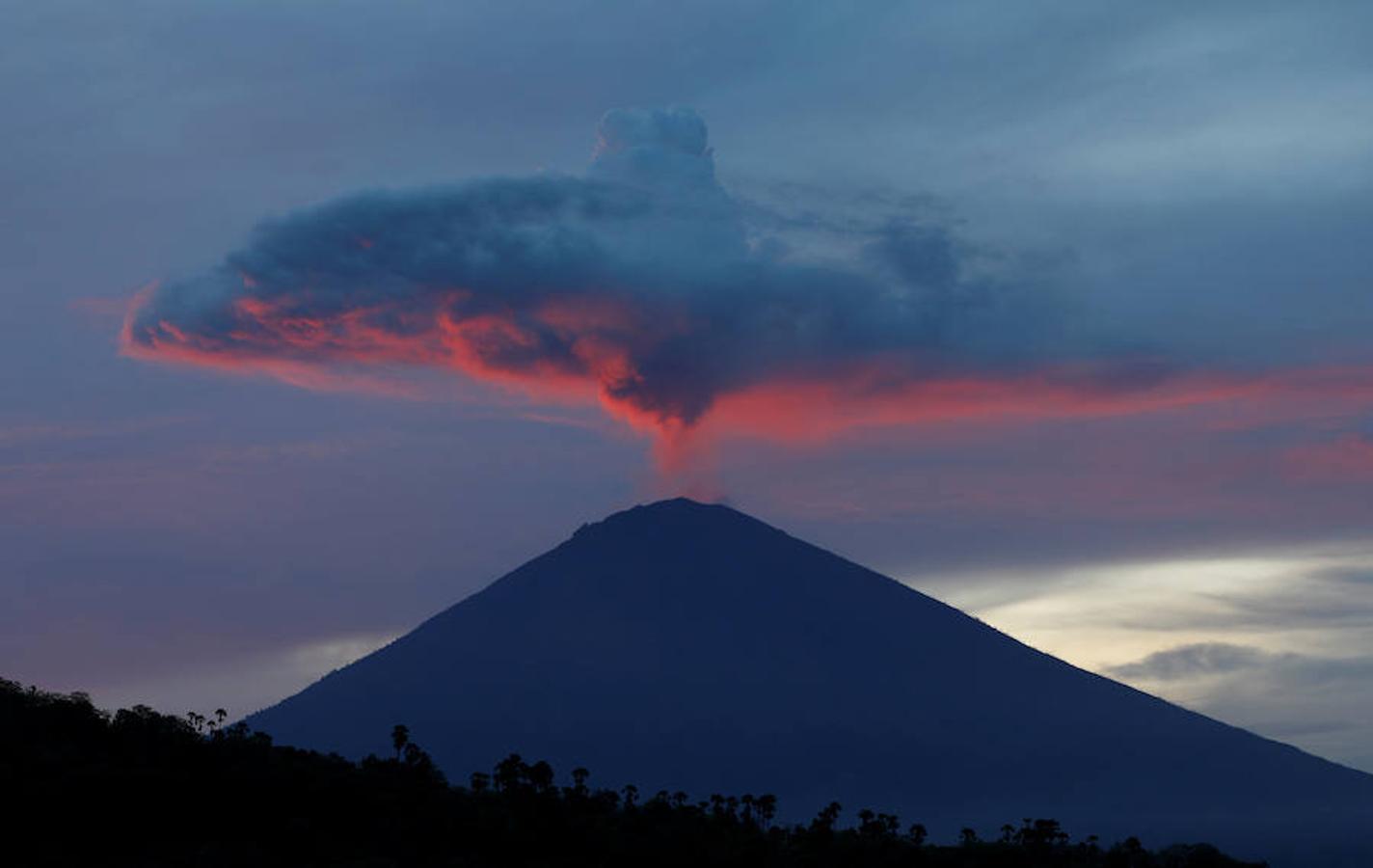 Se prolonga el estado de emergencia por la erupción del volcán Agung en Bali.