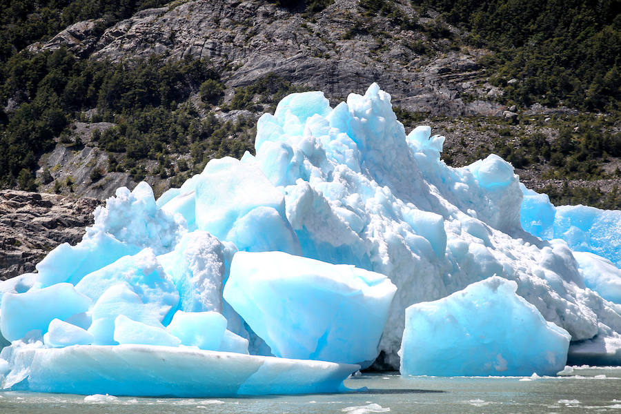 El glaciar Grey en Chile, que acaba en el lago del mismo nombre, es uno de los espectáculos naturales más impresionantes del parque Torres del Paine. La masa de hielo de 244 kilómetros cuadrados, que se presenta ante el visitante como una sinfonía de colores que se modifica a cada momento, ha ido retrocediendo de forma continua desde 1945 y es uno de los glaciares chilenos que más superficie ha perdido en los últimos años.