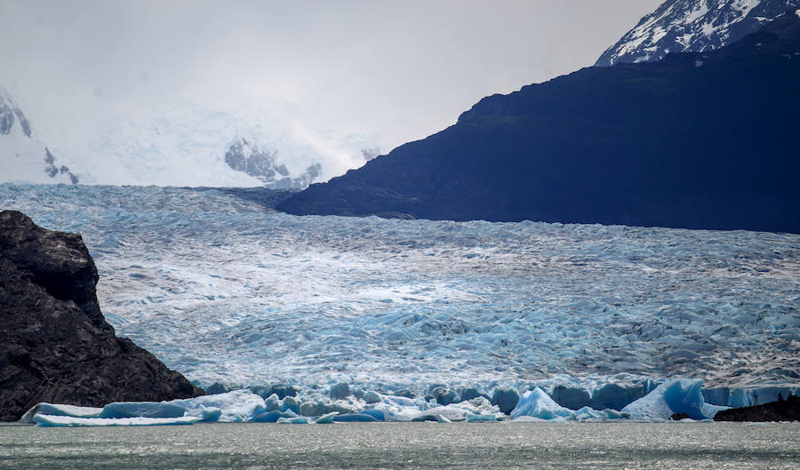 El glaciar Grey en Chile, que acaba en el lago del mismo nombre, es uno de los espectáculos naturales más impresionantes del parque Torres del Paine. La masa de hielo de 244 kilómetros cuadrados, que se presenta ante el visitante como una sinfonía de colores que se modifica a cada momento, ha ido retrocediendo de forma continua desde 1945 y es uno de los glaciares chilenos que más superficie ha perdido en los últimos años.