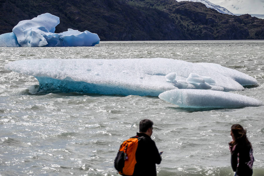 El glaciar Grey en Chile, que acaba en el lago del mismo nombre, es uno de los espectáculos naturales más impresionantes del parque Torres del Paine. La masa de hielo de 244 kilómetros cuadrados, que se presenta ante el visitante como una sinfonía de colores que se modifica a cada momento, ha ido retrocediendo de forma continua desde 1945 y es uno de los glaciares chilenos que más superficie ha perdido en los últimos años.