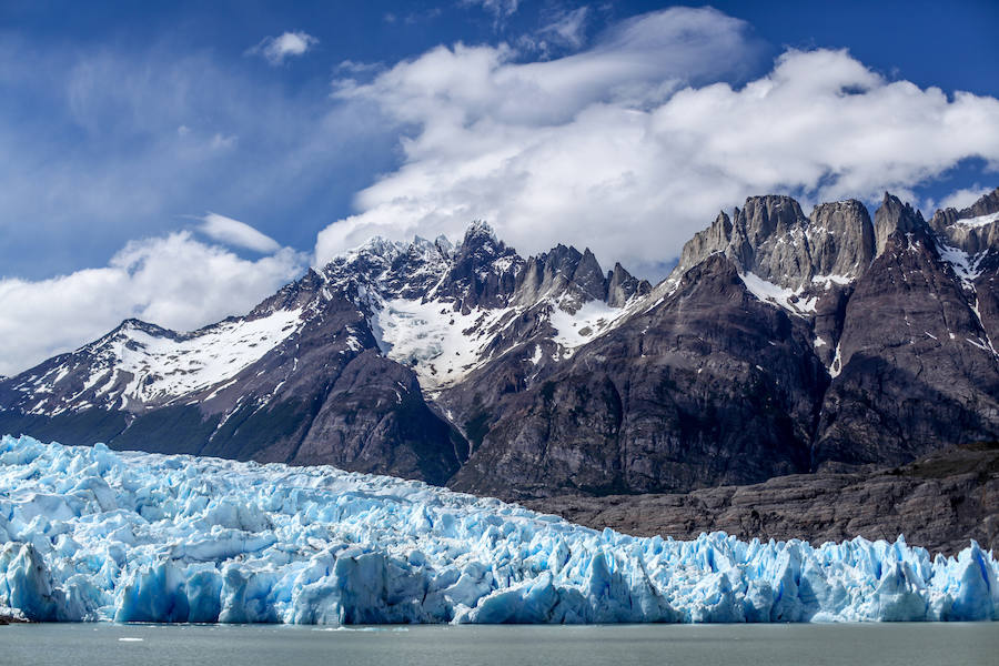 El glaciar Grey en Chile, que acaba en el lago del mismo nombre, es uno de los espectáculos naturales más impresionantes del parque Torres del Paine. La masa de hielo de 244 kilómetros cuadrados, que se presenta ante el visitante como una sinfonía de colores que se modifica a cada momento, ha ido retrocediendo de forma continua desde 1945 y es uno de los glaciares chilenos que más superficie ha perdido en los últimos años.