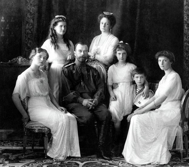 El zar Nicolás II y su familia, fotografiados en 1913, cinco años antes de su fusilamiento. 