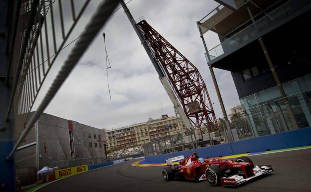 Fernando Alonso, con un Ferrari, en el Circuito de F-1 en Valencia. 