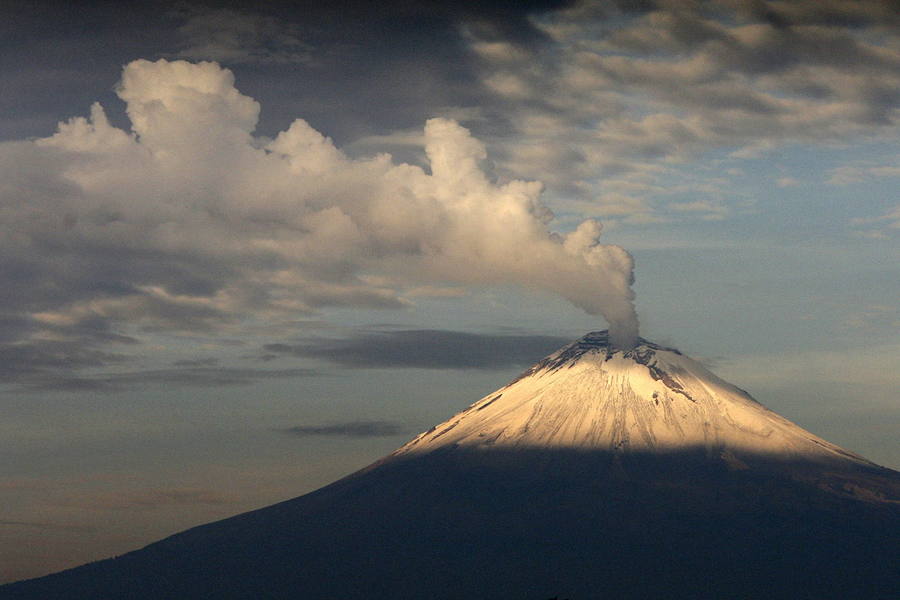 POPOCATEPTL. Popocatépetl (‘el cerro que humea’) se encuentra entre los estados de Morelos, Puebla y México. Tiene glaciares perennes cerca de la boca del cono, en la punta de la montaña. Es el segundo volcán más alto de México, con una altura máxima de 5.500 metros sobre el nivel del mar, sólo después del Citlaltépetl de 5.610 metros.