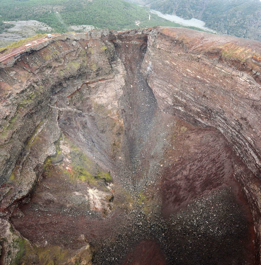 VESUBIO. Quien ha visitado Nápoles, ha fotografiado el Vesubio, que recorta el paisaje al fondo. Está muy cerca de Campi Flegrei, con lo que suma su amenaza a la de esta caldera. Su erupción en el 70 d.C. sepultó ciudades enteras como Pompeya o Herculano, que hoy se pueden ver tal como eran.