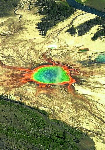 YELLOWSTONE. «Un mito entre los grandes volcanes del mundo. Su erupción podría ser un desastre global por la cantidad de cenizas y aerosoles emitidos a la atmósfera», asegura el vulcanólogo David Calvo. Está muy vigilado porque su erupción constituiría un grave peligro para Norteamérica.