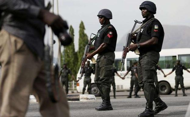 Dos agentes de Policía nigerianos.