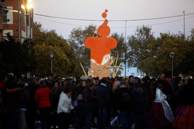 Una multitud rodea ayer la falla creada por Juanjo García. 
