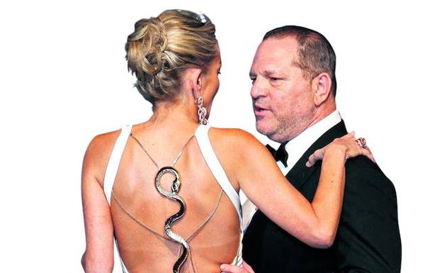 El productor Harvey Weinstein, que acumula ya cientos de denuncias de mujeres, charla con Sharon Stone. 