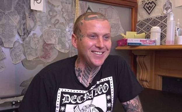 Expulsan a un hombre de un restaurante debido a sus tatuajes: «Parecía un neo-nazi»