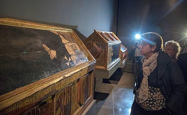 Vista de las cajas sepulcrales y trono de Blanca de Aragón y Anjou hoy en el Museo Diocesano de Lérida.