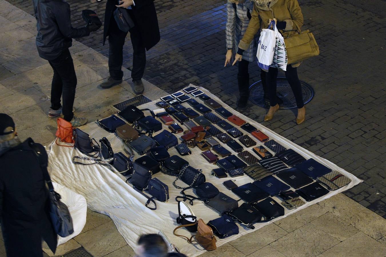 Fotos de las ventas de manteros en el centro de Valencia