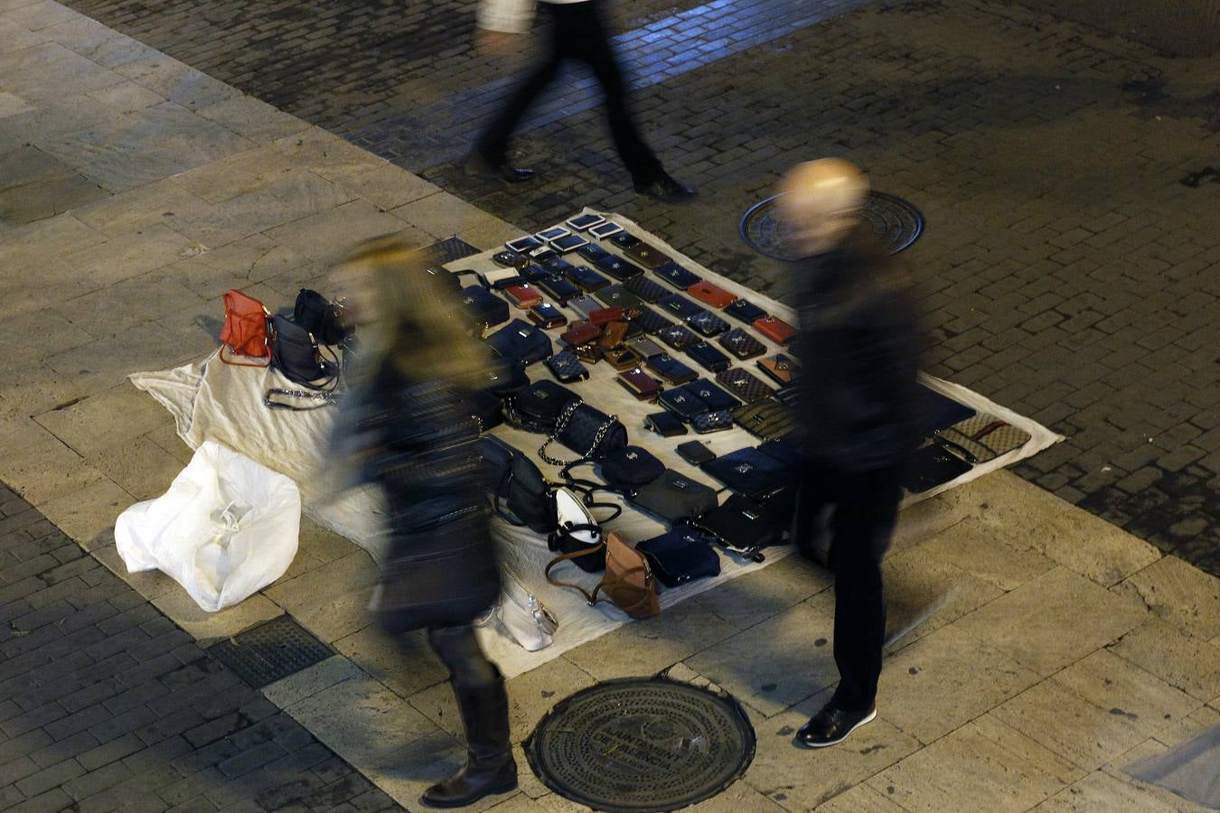 Fotos de las ventas de manteros en el centro de Valencia