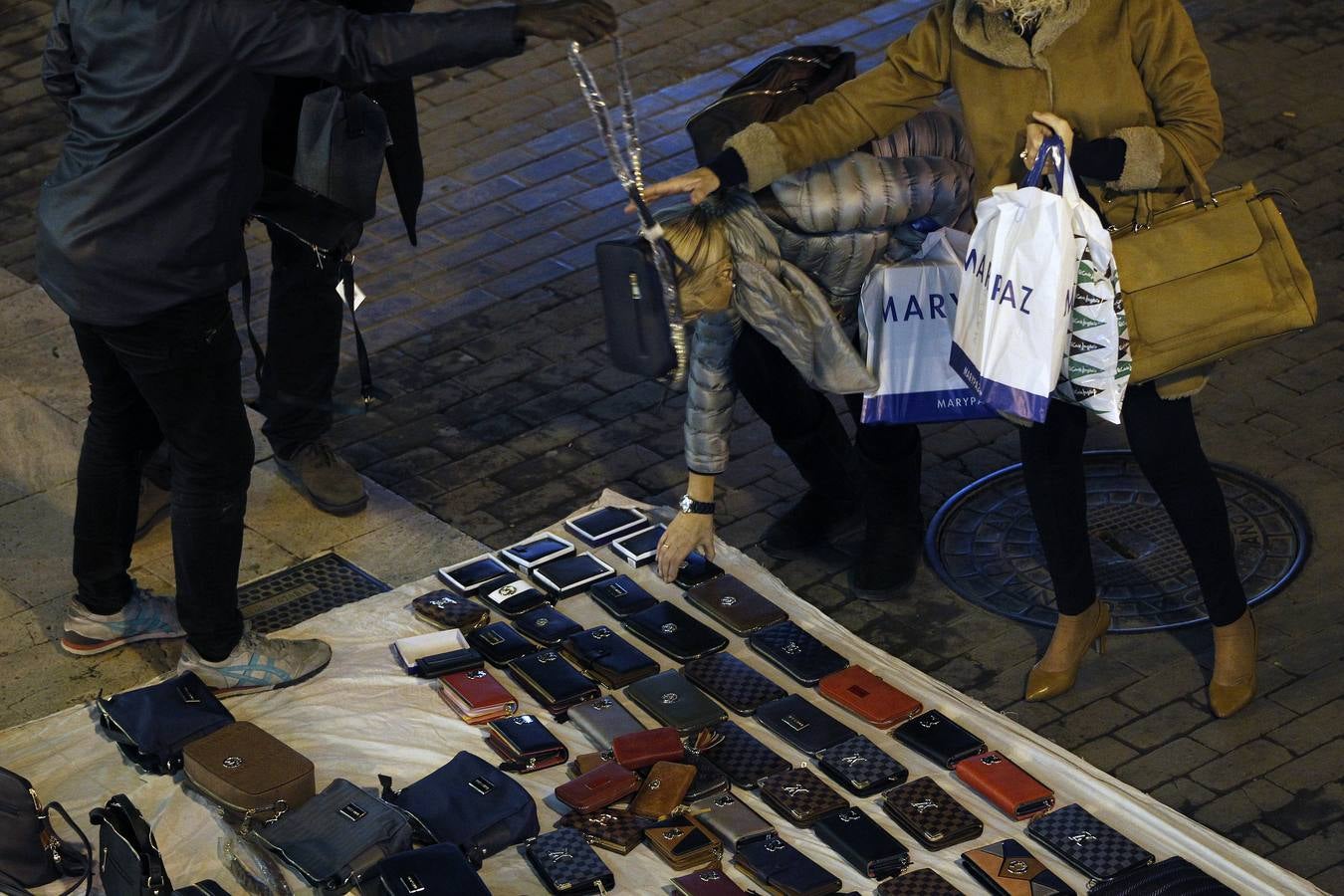 Fotos de las ventas de manteros en el centro de Valencia