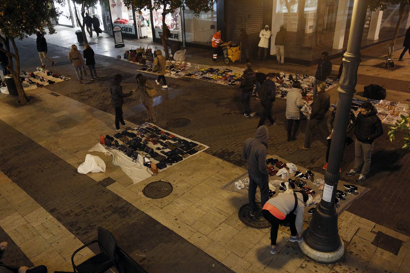 Fotos de las ventas de manteros en el centro de Valencia