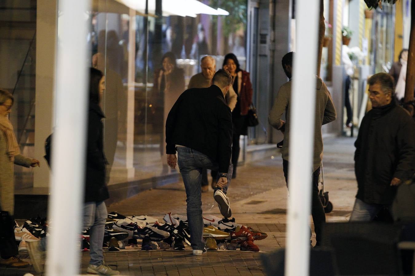 Fotos de las ventas de manteros en el centro de Valencia