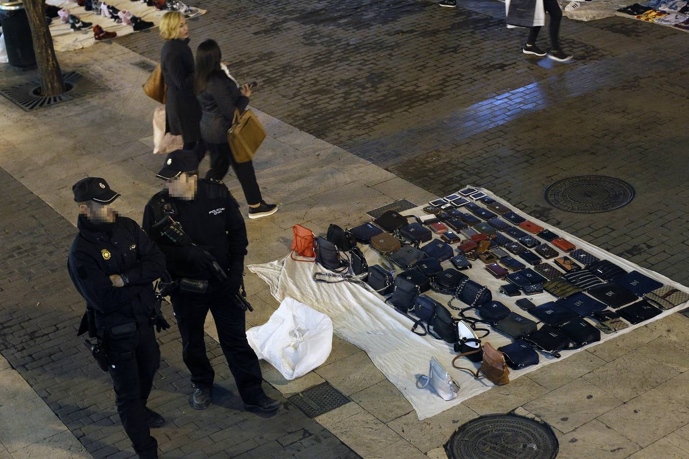 Fotos de las ventas de manteros en el centro de Valencia